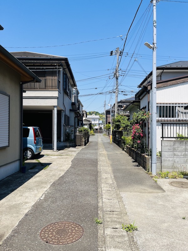 ①駅からの通り