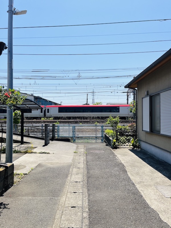 ②通りから見える線路