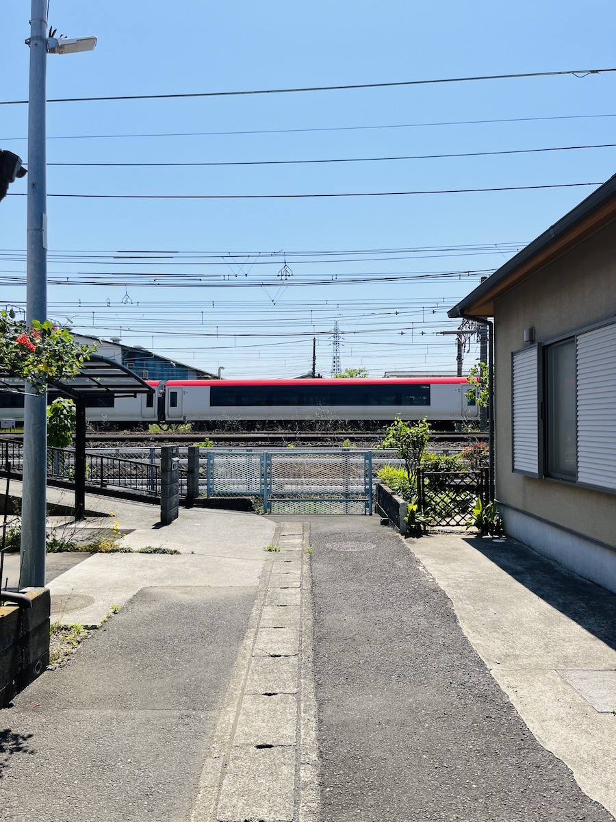 ②通りから見える線路